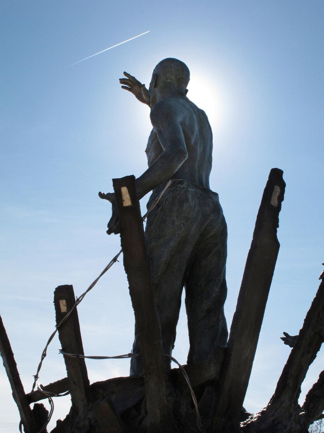 us national cemetery pow monument rear